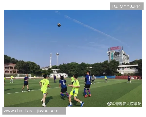 淡蓝色壁纸装点足球明星女生的青春梦想与激情生活